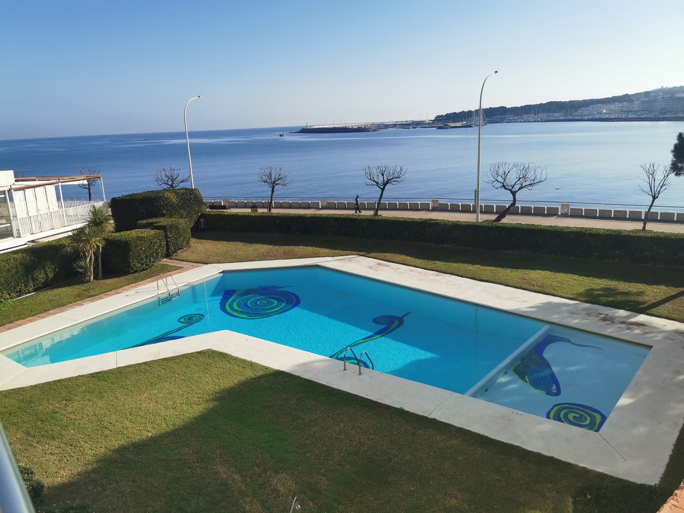 Apartamento en primera línea de mar con amplias terrazas y piscina comunitaria